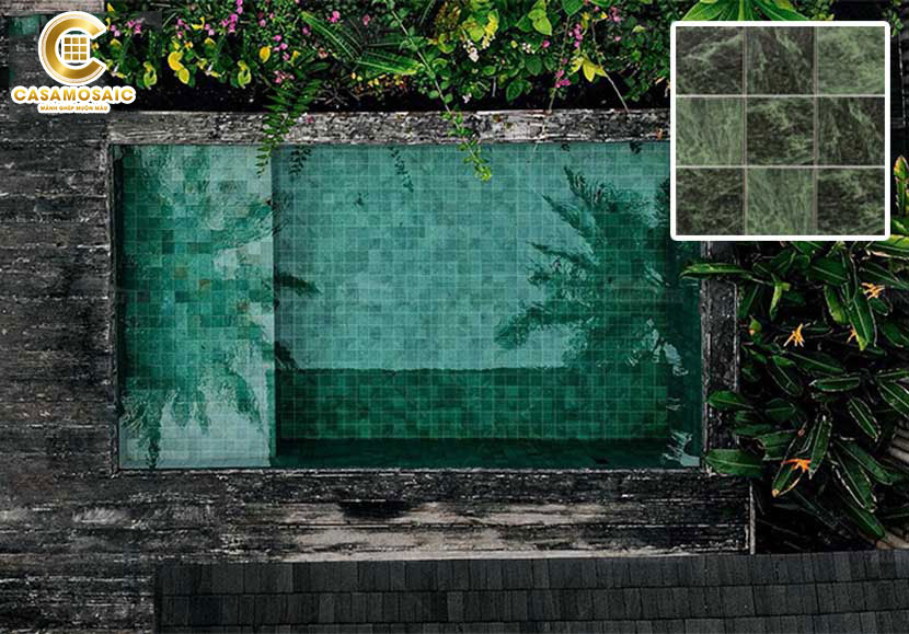 Các mẫu gạch mosaic màu xanh phục cổ cũng tạo điểm nhấn ấn tượng cho không gian hồ bơi