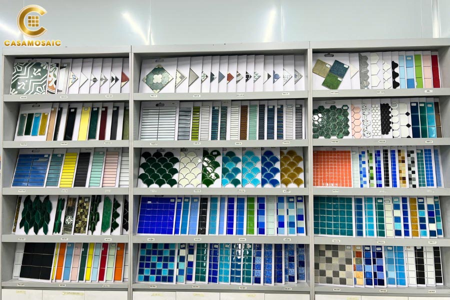 Showroom trưng bày gạch với đa dạng mẫu mã, phong cách